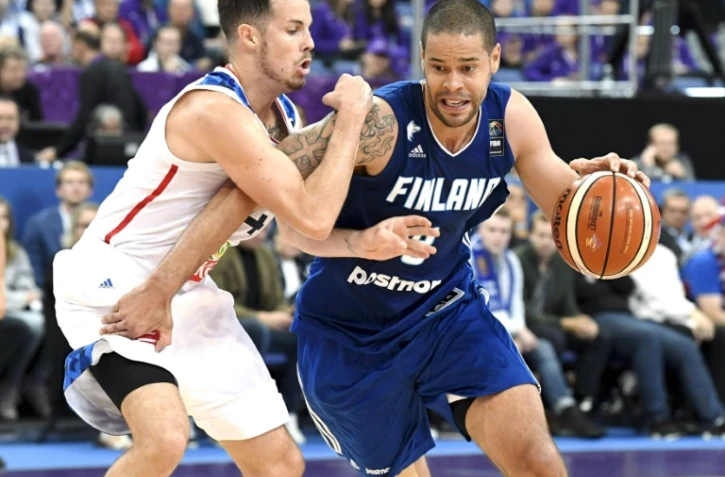 Le meneur français Thomas Heurtel (G) affronte le finlandais Gerald Lee Jr lors de l'Euro de basket le 31 août 2017 à Helsinki