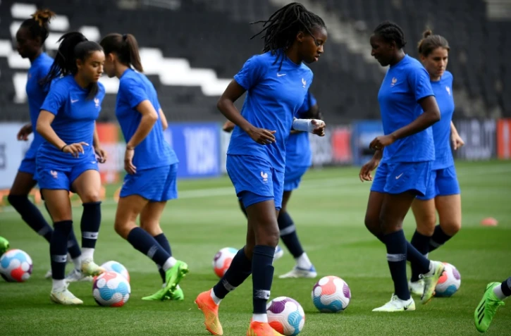 La defenseure française Aissatou Tounkara (au centre) lors d'une session d'entraînement au Stadium MK de Milton Keynes, à la veille de la demi-finale de l'Euro-2022 face à l'Allemagne, le 26 juillet 2022