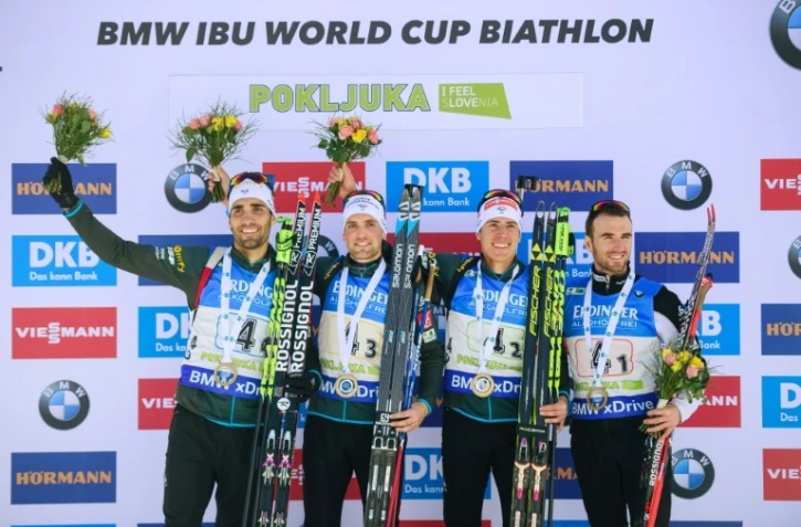 L'équipe de France de biathlon pose sur le podium après sa 1re place au relais 4x7,5 km messieurs de Pokljuka (Slovénie), le 11 décembre 2016