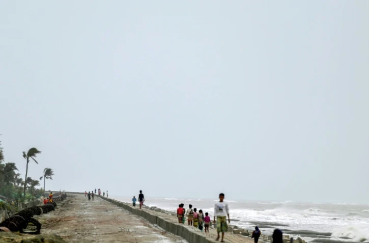 A l'approche du cyclone Mocha sur le Bangladesh et la Birmanie, sur la jetée de l'île Shahpori le 14 mai 2023.
