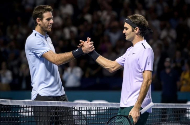 Roger Federer (d), vainqueur du tournoi de Bâle, serre la main de son adversaire l'Argentin Juan Martin del Potro à la fin de la rencontre, le 29 octobre 2019