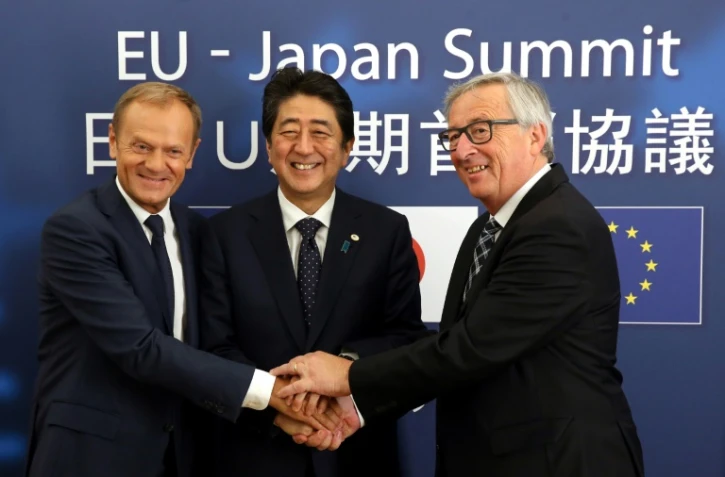 De gauche à droite, le président du Conseil européen Donald Tusk, le Premier ministre nippon Shinzo Abe et le président de la Commission européenne Jean-Claude Juncker, à Bruxelles le 6 juillet 2017