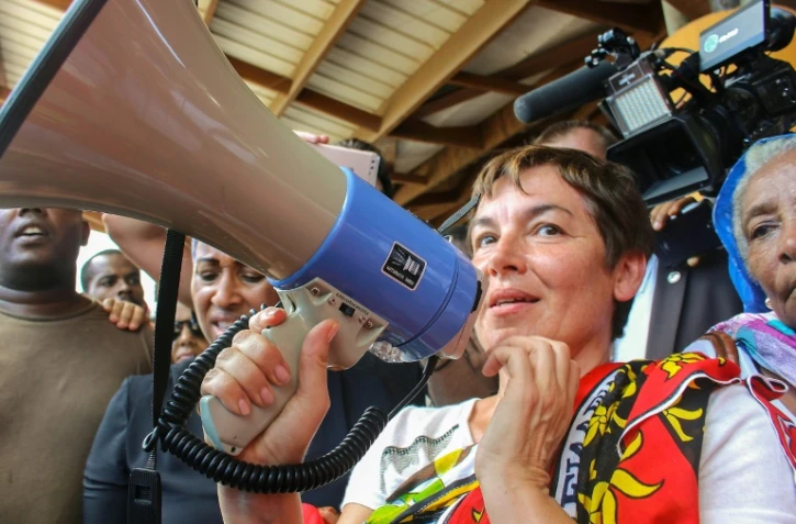 La ministre des Outre-mer Annick Girardin s'adresse aux manifestants le 12 mars 2018 à Mamoudzou