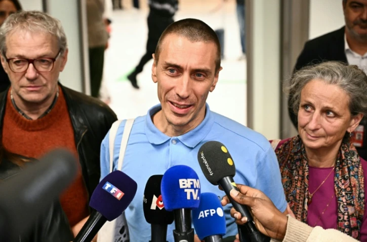 Camilo Castro à sa descente d'avion à Orly le 16 novembre 2025 après cinq mois de détention au Venezuela