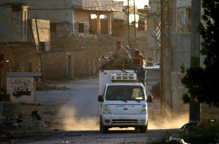 Des déplacés syriens reprennent le chemin de leur domicile après un accord entre le régime et les rebelles dans la province de Deraa (sud), le 6 juin 2018