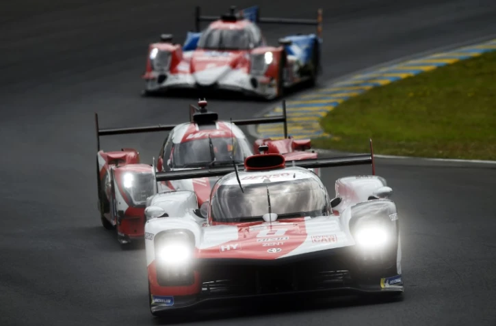 L'une des Toyota TS050 Hypercar devant ses concurrentes lors des premiers essais libres des 24 Heures du Mans, le 18 août 2021