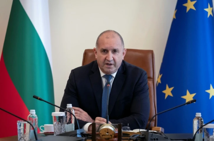 Le Premier ministre bulgare Roumen Radev lors d'une réunion d'urgence après que deux navires commerciaux ont été frappés par des drones dans la zone économique exclusive de la Bulgarie en mer Noire, le 6 octobre 2026 à Sofia