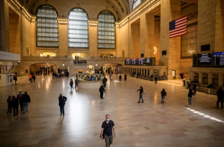 Des passants dans la gare centrale de New York le 27 avril 2021 déambulant avec des masques de protection