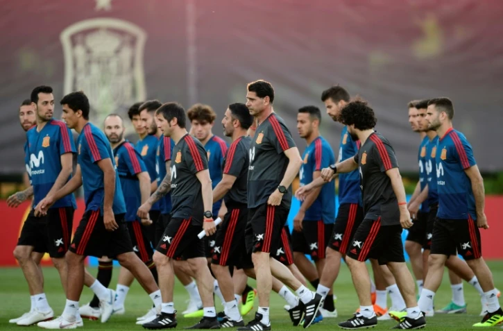 Le nouvel entraîneur de l'Espagne Fernando Hierro et ses adjoints dirigent la première séance d'entraînement de la Roja à Krasnodar, le 13 juin 2018