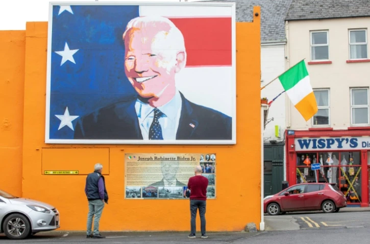 Un portrait du candidat à la présidentielle américaine Joe Biden surplombe la maison de ses ancêtres à Ballina en Irlande, le 7 octobre 2020