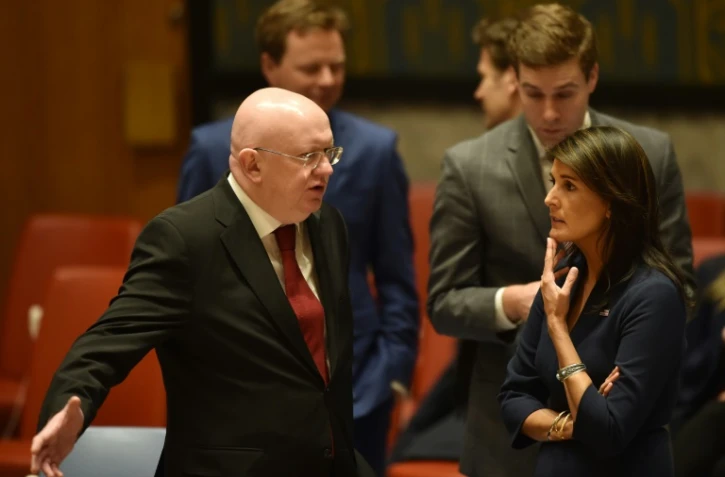 L'ambassadeur russe Vassily Nebenzia avec l'ambassadrice des Nations Unies Nikki Haley lors d'un Conseil de Sécurité à l'ONU à New York, le 18 avril 2018
