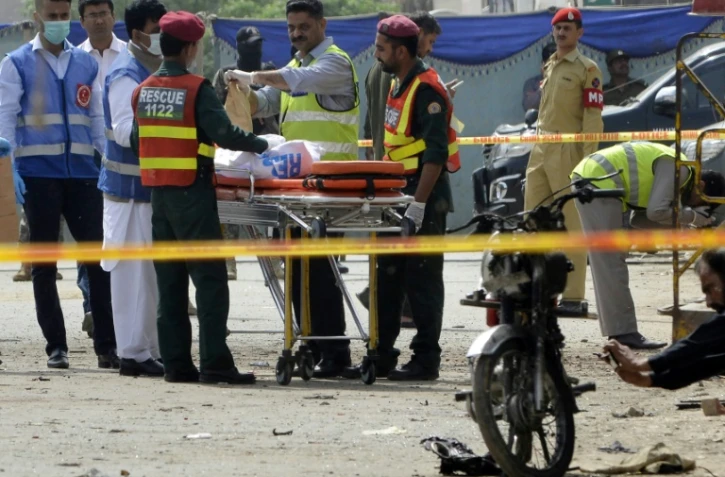 Des agents de sécurité Pakistanais sur le site de l'explosion à Lahore le 5 avril 2017