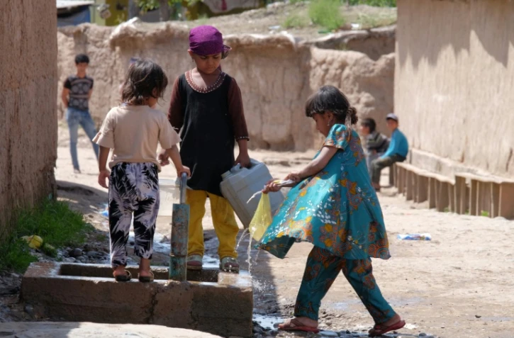 Des enfants à une fontaine, dans un camp situé dans la région de Khatlon, au Tadjikistan, le 8 avril 2016