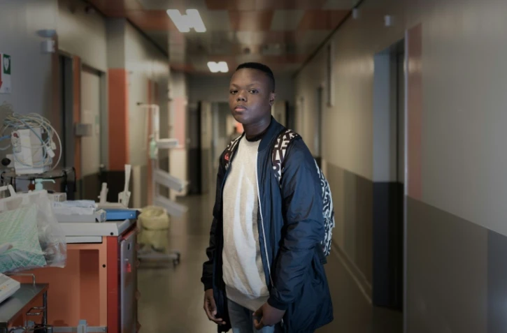 Jonathan, un jeune patient, pose le 11 mai 2016 à l'hôpital Necker
