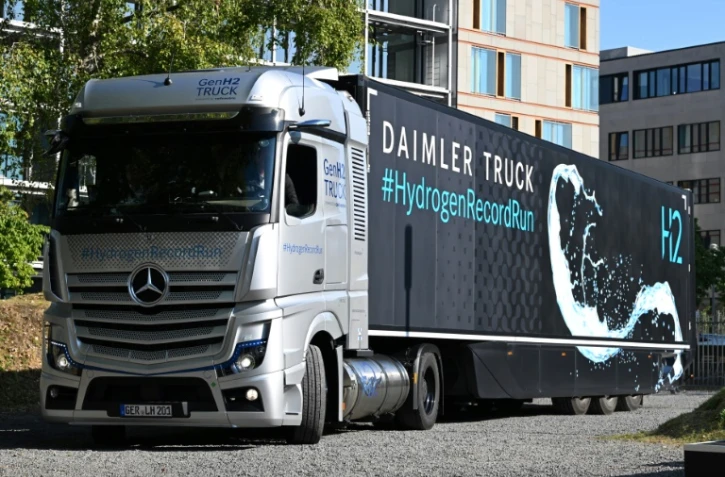 Un prototype du camion GenH2 de Daimler Truck, propulsé à l'hydrogène, arrive à Berlin après avoir parcouru 1.047 kilomètres, le 26 septembre 2023