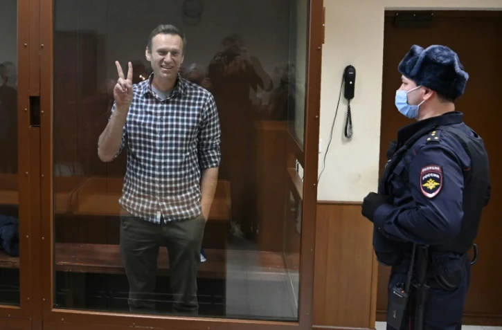 Alexeï Navalny derrière un box vitré attend le début de l'audience au tribunal à Moscou, le 20 février 2021