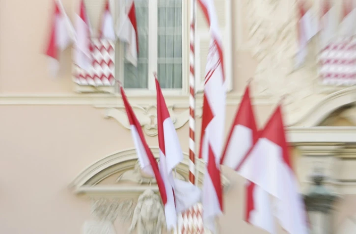 L'ex-garde des Sceaux monégasque Philippe Narmino, contraint à une retraite anticipée après avoir été mis en cause dans des médias pour ses relations avec le patron de l'AS Monaco Dimitri Rybolovlev, a été placé en garde à vue vendredi, a-t-on appris de source proche du dossier.