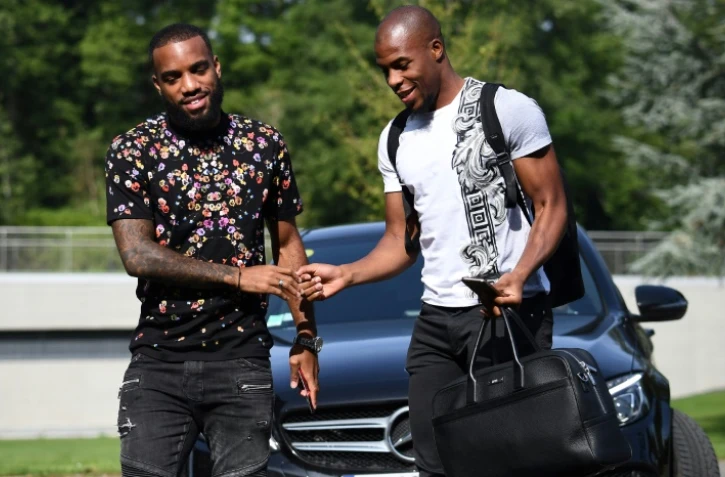 Les internationaux français Alexandre Lacazette et Djibril Sidibé arrivent au centre d'entraînement de Clairefontaine pour le rassemblement des Bleus, le 28 août 2017
