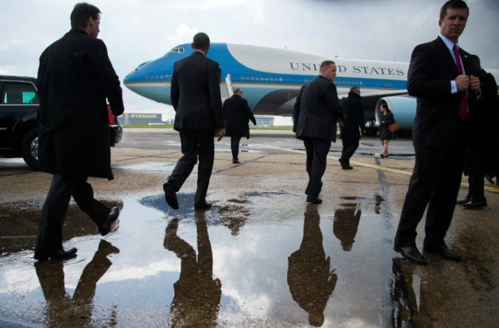 Le président des Etats-Unis, Barack Obama (2eG) s'apprête à quitter Londres sur Air Force One en direction de l'Allemagne, le 24 avril 2016