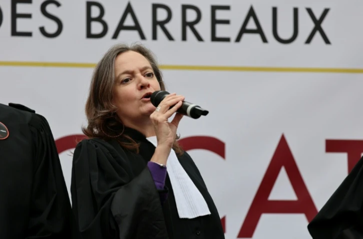 L'ancienne présidente du barreau de Paris et avocate Julie Couturier lors d'une manifestation d'avocats contre le projet de loi SURE à Paris, le 13 avril 2026