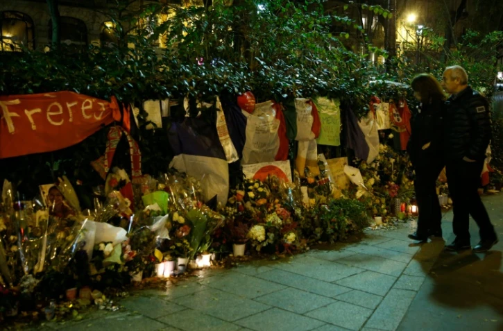 Mémorial devant le Bataclan à Paris, le 31 décembre 2015