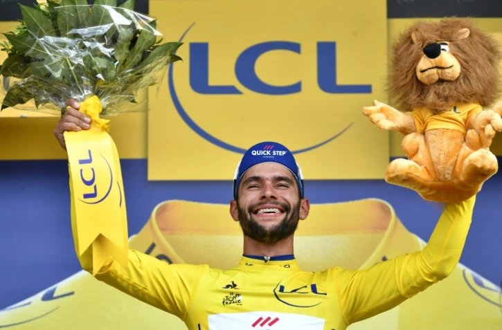 Le coureur colombien Fernando Gaviria, premier maillot jaune du  Tour de France 2018 à Fontenay-le Comte, en Vendée, le 7 juillet 