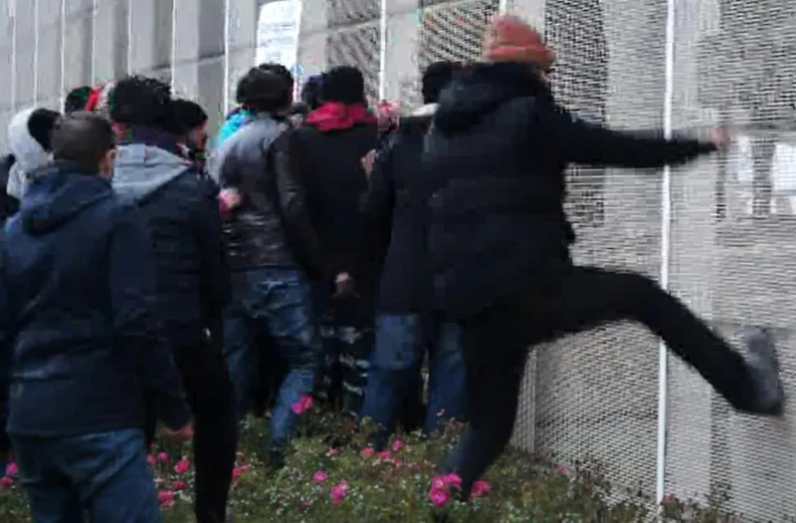 Capture d'écran d'une video de Taranis News en date du 24 janvier 2016, de migrants défonçant une clôture pour monter sur un ferry à Calais