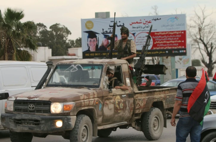 Des hommes armés participent aux célébrations du cinquième anniversaire de la révolution libyenne, le 17 février 2016 à Benghazi