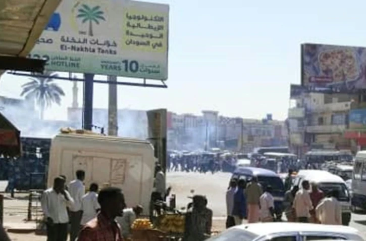 Des gaz lacrymogènes tirés pendant une manifestation, le 9 janvier 2019 à Omdurman, au Soudan