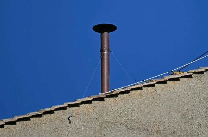 Une cheminée installée sur le toit de la Chapelle Sixtine, au Vatican, quelques jours avant le début du conclave, le 2 mai 2025