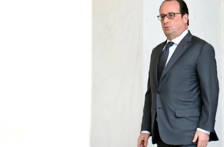 Le président François Hollande sort d'une réunion de cabinet, le 25 novembre 2015 à Paris