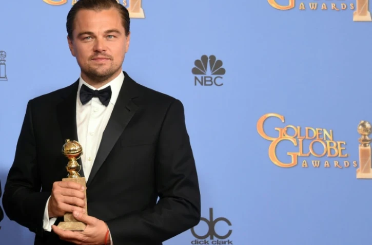 Leonardo DiCaprio a rendu hommage aux Amérindiens en recevant son troisième Golden Globe pour son rôle de trappeur dans "The Revenant" le 10 janvier 2016 à Beverly Hills