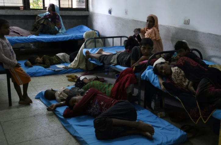 Des réfugiés musulmans rohingyas birmans réfugiés dans l'hôpital Sadar à Cox's Bazar au Bangladesh, le 25 septembre 2017 
