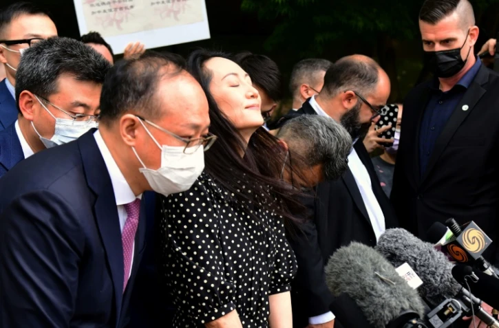 La directrice financière de Huawei Meng Wanzhou (au centre) s'exprime devant les médias à l'extérieur de la Cour suprême de Colombie-Britannique à Vancouver