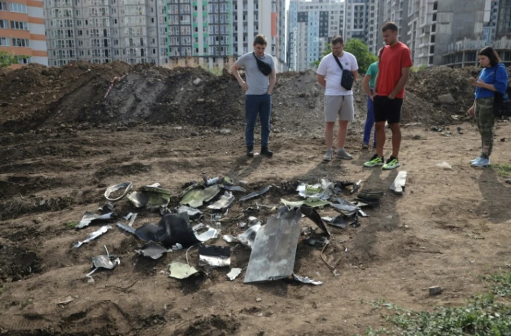 Des habitants observent des débris de missiles après des frappes russes nocturnes, le 19 juillet 2023 à Odessa, en Ukraine