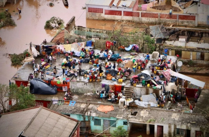 Des personnes sur les toits des maisons inondées après le passage du cyclone Idai, le 20 mars 2019 à Buzi, au Mozambique