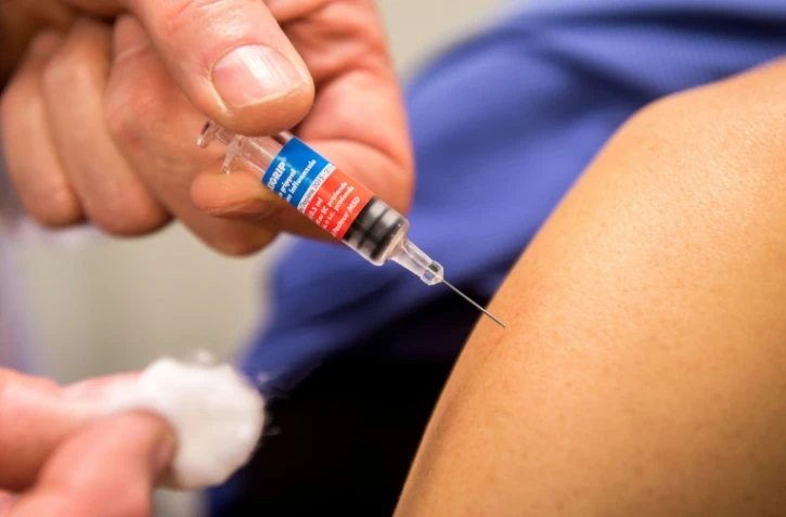 Une personne reçoit un vaccin contre la grippe le 8 octobre 2015 à Lille