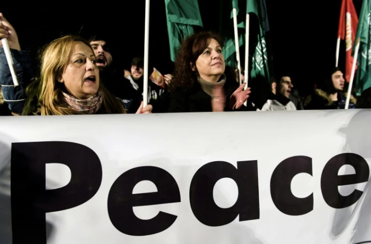 Des Chypriotes grecs et turcs manifestent pour la paix à Nicosie le 10 janvier 2017