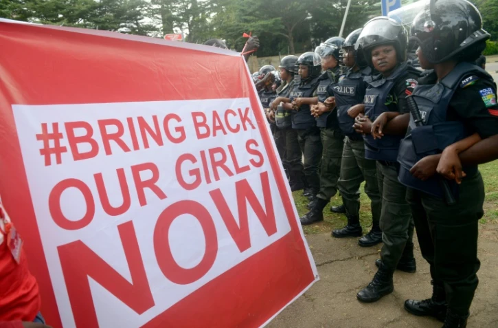 En avril 2014 l'enlèvement à Chibok dans le nord-est du Nigeria de 276 lycéennes par les islamistes de Boko Haram avait déclenché une vague de soutien internationale véhiculée par #BringBackOurGirls.