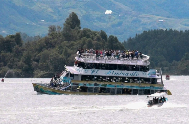 Le bateau l'Almirante chavire avec 170 passagers à bord le 25 juin à Guatape (Colombie) 