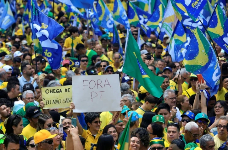 Des partisans de Flavio Bolsonaro, candidat du Parti libéral (PL) à la présidentielle, participent à un rassemblement à São Paulo, le 18 octobre 2026 au Brésil, avant le second tour de l'élection