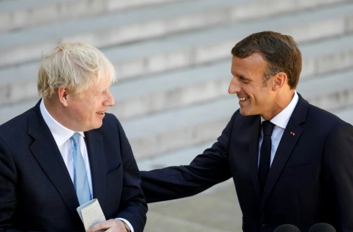 Le président français Emmanuel Macron (D) et le Premier ministre britannique Boris Johnson s'expriment devant la presse, le 22 août 2019 à Paris