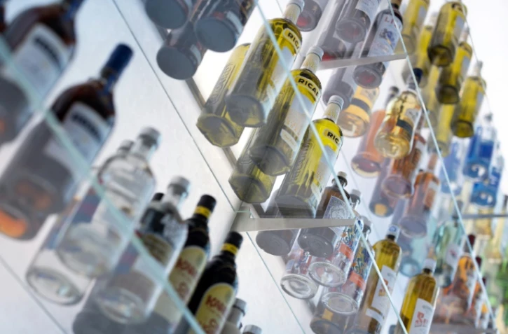 Des bouteilles d'alcools au siège de Pernod-Ricard à Paris le 28 janvier 2025