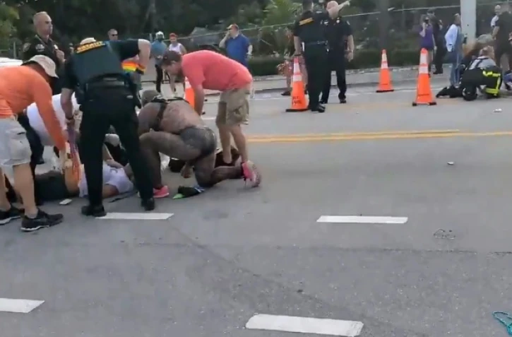Image tirée d'une vidéo diffusée par @pinto_spears montrant des policiers et secouristes assistant deux personnes au sol, heurtées par une camionnette lors d'une gay pride, le 19 juin 2021 à Wilton Manors, prÚs de Fort Lauderdale, en Floride
