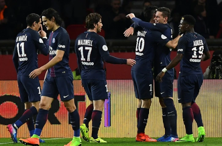 Le milieu Julian Dreaxler (2d) est congratulé par ses coéquipiers après avoir inscrit le but de la victoire pour le PSG face à Lyon au Parc de Princes, le 19 mars 2017