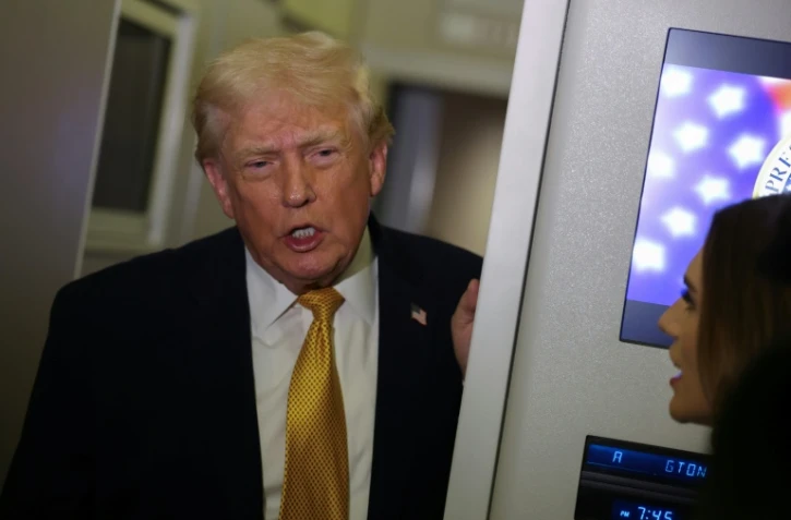 Le président Donald Trump s'adresse aux médias à bord d'Air Force One, alors qu'il se rend à Washington, le 4 janvier 2026