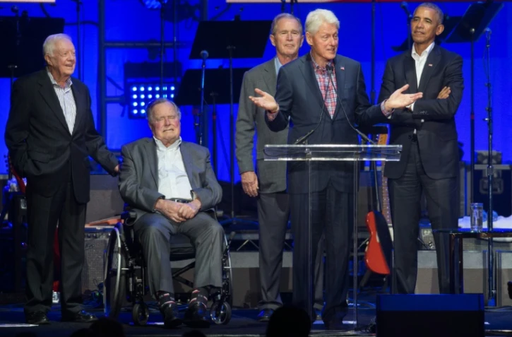 Les cinq derniers présidents américains Jimmy Carter, George H. W. Bush, George W. Bush, Bill Clinton et Barack Obama lors d'un concert pour lever des fonds pour les victimes des ouragans, à College Station, le 21 octobre 2017 au Texas