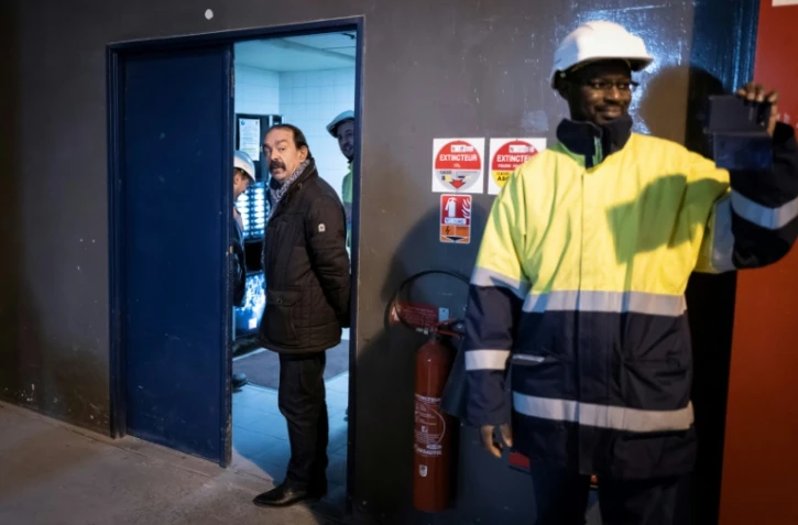 Philippe Martinez vient soutenir des militants CGT opposés à la réforme des retraites qui bloquent un centre d'incinération à Saint-Ouen, le 6 février 2020