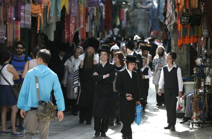 Des Juifs religieux marchent dans une rue de la vieille ville de Jérusalem dans le quartier musulman, le 5 octobre 2015