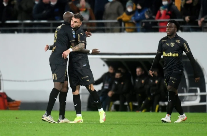 Les Lensois restent sur un beau match nul à domicile contre Paris avec un but de Seko Fofana (à gauche) au stade Bollaert, le 4 décembre 2021